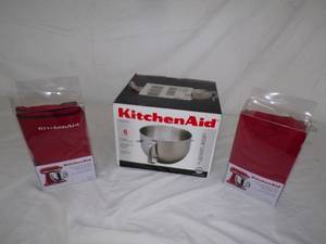 lot 123 image: Kitchen Aid Mixing Bowl and 2 covers