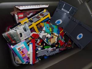 lot 150 image: Tote of Legos