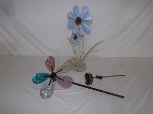 lot 157 image: Garden Decor - Pin Wheel, Metal Rose, Flower Sculpture