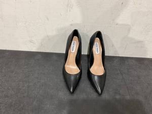 lot 281 image: Steve Madden Evelyn Black Leather Heels SIZE 8.5