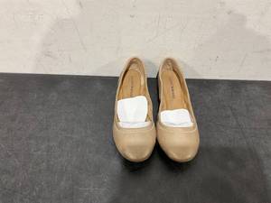 lot 283 image: USED Lucky Brand Emmie Leather Flats SIZE 8W