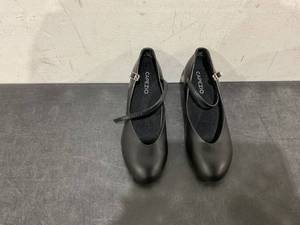 lot 323 image: Capezio 550 Junior Footlight SIZE 7.5
