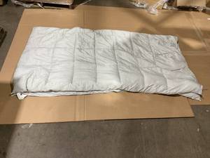 lot 154 image: Grey Comforter 90x102