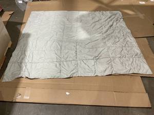 lot 180 image: Grey Cosbay Warm Fluffy Comforter 82x86