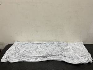 lot 487 image: Vera Bradley Fleece Blanket Measures 75 x 52