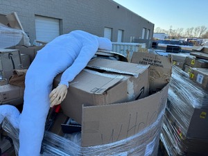 lot 700 image: Wholesale Pallet of Assorted Miscellaneous Items
