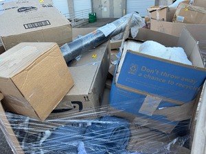 lot 701 image: Wholesale Pallet of Assorted Miscellaneous Items