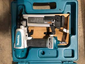 lot 6 image: Makita Pneumatic 18-Gauge 2 in. Brad Nailer   Customer Returns See Pictures