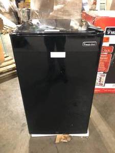 lot 29 image: Magic Chef 4.4 cu. ft. Mini Fridge in Black  Customer Returns See Pictures