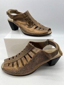MUNRO Suede Sandals with Gold Hue - 7 12 M