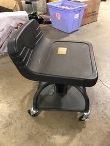 VEVOR Rolling Shop Stool 300 Lbs. Load Mechanic Seat 15.7 to 20.5 in. with 360° Swivel Wheels Tool Tray for Workshop, Black  Customer Returns See Pictures