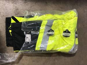 Ergodyne GloWear XL Lime Class E Insulated Bib Overall  Customer Returns See Pictures