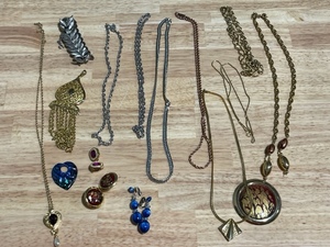 lot 1 image: Jewelry