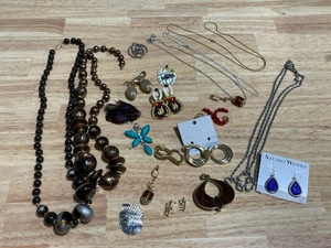 lot 2 image: Jewelry