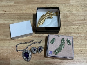 lot 5 image: Jewelry and Decorative Pins