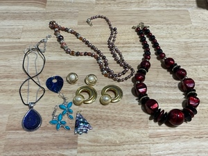 lot 6 image: Jewelry