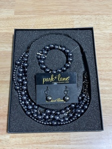 lot 9 image: Park Lane Jewelry Set