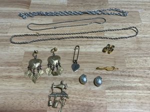 lot 10 image: Jewelry