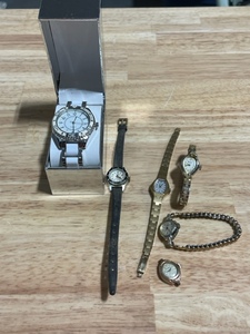 lot 11 image: Watches