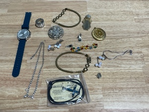 lot 15 image: Jewelry