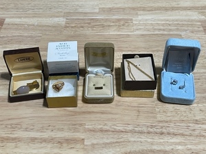 lot 23 image: Assorted Jewelry