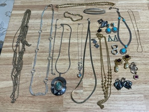 lot 26 image: Assorted Jewelry