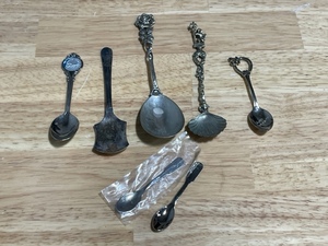 lot 27 image: Decorative Spoons