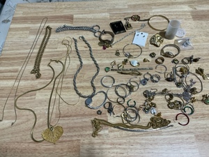 lot 33 image: Jewelry