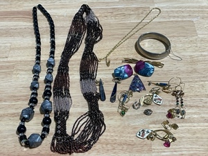 lot 35 image: Jewelry