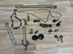 lot 36 image: Jewelry