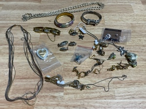 lot 37 image: Jewelry