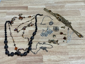 lot 38 image: Jewelry
