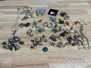 lot 39 image: Jewelry