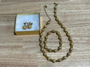lot 42 image: Jewelry