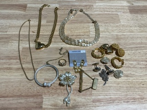 lot 46 image: Jewelry