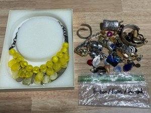lot 51 image: Necklace and other Broken Jewelry (for parts)