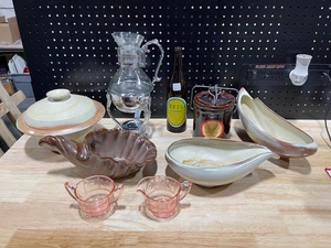 lot 98 image: Frankoma Pottery and Glassware