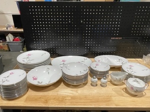 lot 118 image: Complete Set of Dawn Rose by Sango Japan China