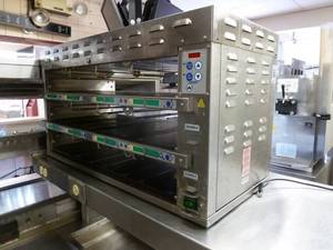 lot 32 image: Prince Castle Sandwich Holding Bin