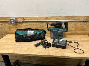lot 75 image: MAKITA Hammer Drill with HEPA Filter, 1 Battery, Charger and Bag