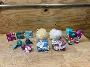 lot 92 image: Lot of Bath Items- (see description for details)