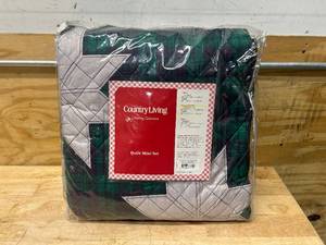 lot 47 image: COUNTRY LIVING Quilt Mini Set- FullQueen