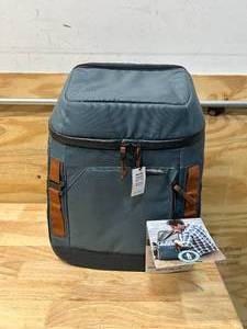 lot 29 image: CLEVERMADE Pacifica Backpack Cooler