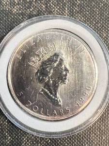 1 TROY OZ .9999 FINE SILVER 1990 CANADIAN MAPLE LEAF