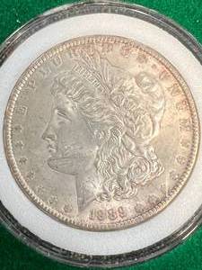 1889 US MORGAN SILVER DOLLAR IN GREEN CASE
