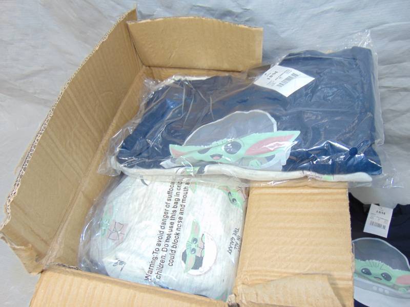 lot 41 image: 12 Pack Toddler Boys Baby Yoda Sweatshirt