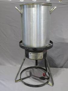 lot 17 image: Cook Master Deluxe Turkey Fryer