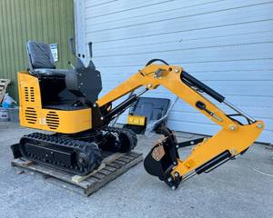 lot 7 image: Landhero 12 Mini Excavator, Briggs & Stratton, comes with canopy