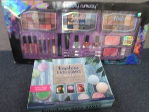 lot 144 image: Make Up Set, Bath Bomb Kit...
