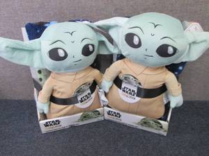 lot 189 image: 2 Star Wars Mandalorian Characters ...
